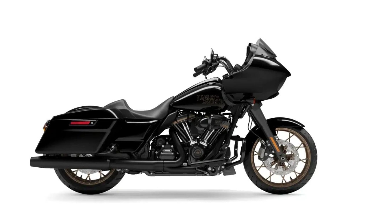 <div class='descrGalleryTitle'>Road Glide</div><div class='descrGalleryText'><p>Sono tante le Harley importanti degli ultimi decenni, ma diremmo che <b>la Road Glide merita un posto speciale </b>per avere introdotto, nel 1999, una nuova estetica che è immediatamente diventata un classico di H-D: <b>lo “shark nose”</b>, il naso da squalo realizzato dalla imponente carenatura a sbalzo, un grosso cupolino con parabrezza vincolato al telaio e che supporta il doppio faro, il plexi e l’impianto audio. La Harley Road Glide ha comunque una tradizione più antica, visto che&nbsp;<b>nasce dalle ceneri della FLT Tour Glide</b>, lanciata nell’80 e uscita di produzione nel 1993. Già la Tour Glide era dotata della sovrastruttura frontale e del doppio fanale tondo, ma su quel modello le linee erano meno peculiari e non classificabili già come Shark Nose. Come le altre touring di Milwaukee,<b> la Road Glide è dotata di borse laterali rigide e sospensioni regolabili;</b> nata con il Twin Cam 88 da 1.450 cc a carburatori, monta ora il <b>Milwaukee-Eight da quasi 2.000 cc</b> (1.923 per la precisione) con le testate raffreddate a liquido, in versione da 107 cavalli e 175 Nm a 3.000 giri. Una motocicletta imponente, equipaggiata con forcella Dual Bending Valve da 49 mm, doppio ammortizzatore posteriore, ruote in lega con anteriore da 19” e posteriore da 18 e impianto frenante con due dischi anteriori da 320 e pinze assiali. La massa è di un qualcosa inferiore alla Electra Glide, ma comunque importante:<b> si parla di</b> <b>oltre 360 kg a secco</b>. Di Harley si può pensare e dire quel che si vuole, ma la sua capacità di scolpire icone resta immutata nel tempo.</p>
</div>